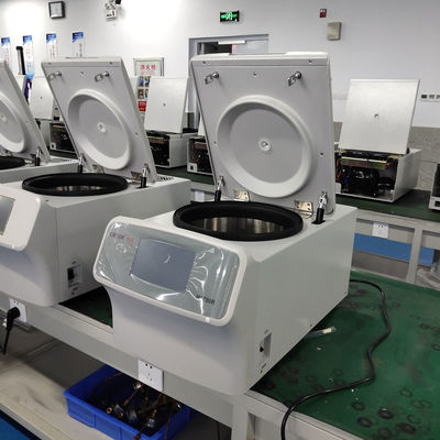 جهاز طرد مركزي مبرد عالي السرعة مع سرعة قصوى 17500 دورة في الدقيقة وقوة طرد مركزي نسبية 29302xg وسعة 4x100 مل